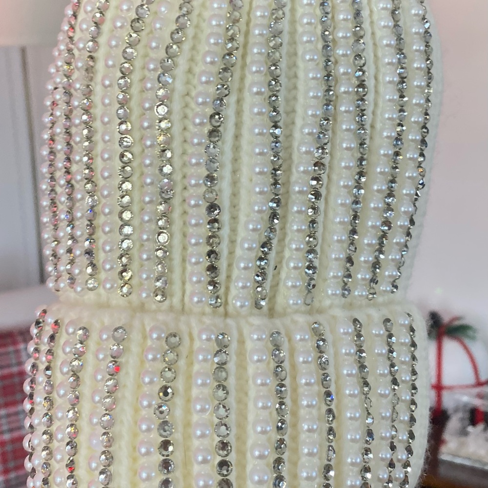 New Chic Pearl-Studded Cream Beanie with Faux Fur Pom - Picture 3 of 5